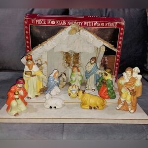 VINTAGE 11PC PORCELAIN CHRISTMAS NATIVITY SET & WOOD STABLE HAND MADE & PAINTED